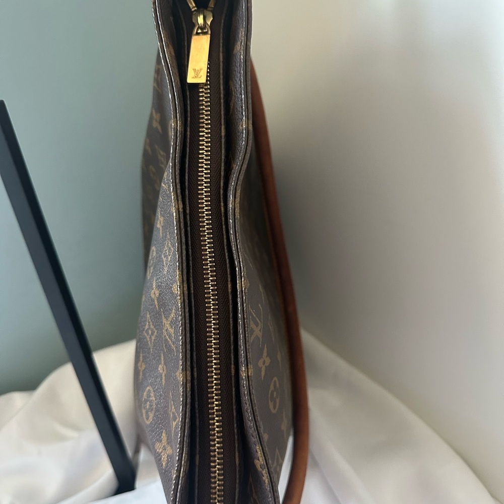 Authentic Gorgeous LV Loop Monogram Shoulder MM bag 🫧🫧🫧 CLEAN - Picture 6 of 7